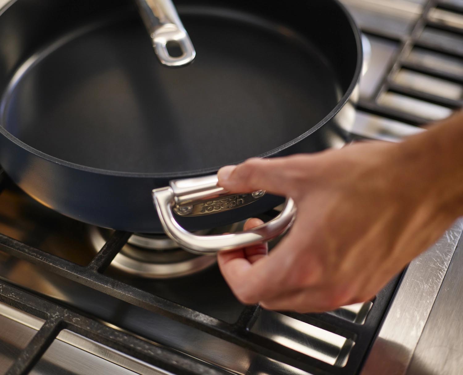 Entdecken Sie die platzsparende Space Stielkasserolle D28cm von Joseph Joseph mit klappbarem Griff und hochwertiger Keramik-Antihaftbeschichtung.