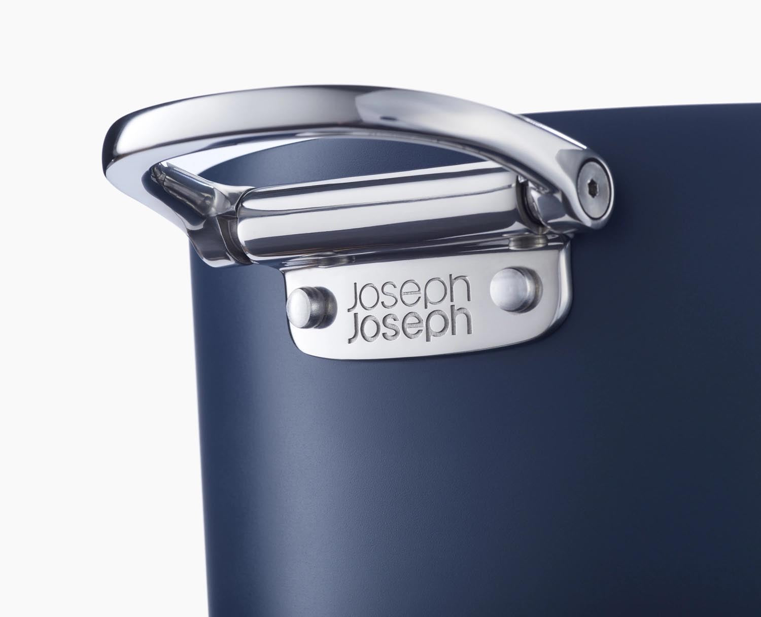 Moderner 25cm Suppentopf von Joseph Joseph mit klappbaren Griffen, ideal für platzsparendes Kochen und stilvolle Küchen.