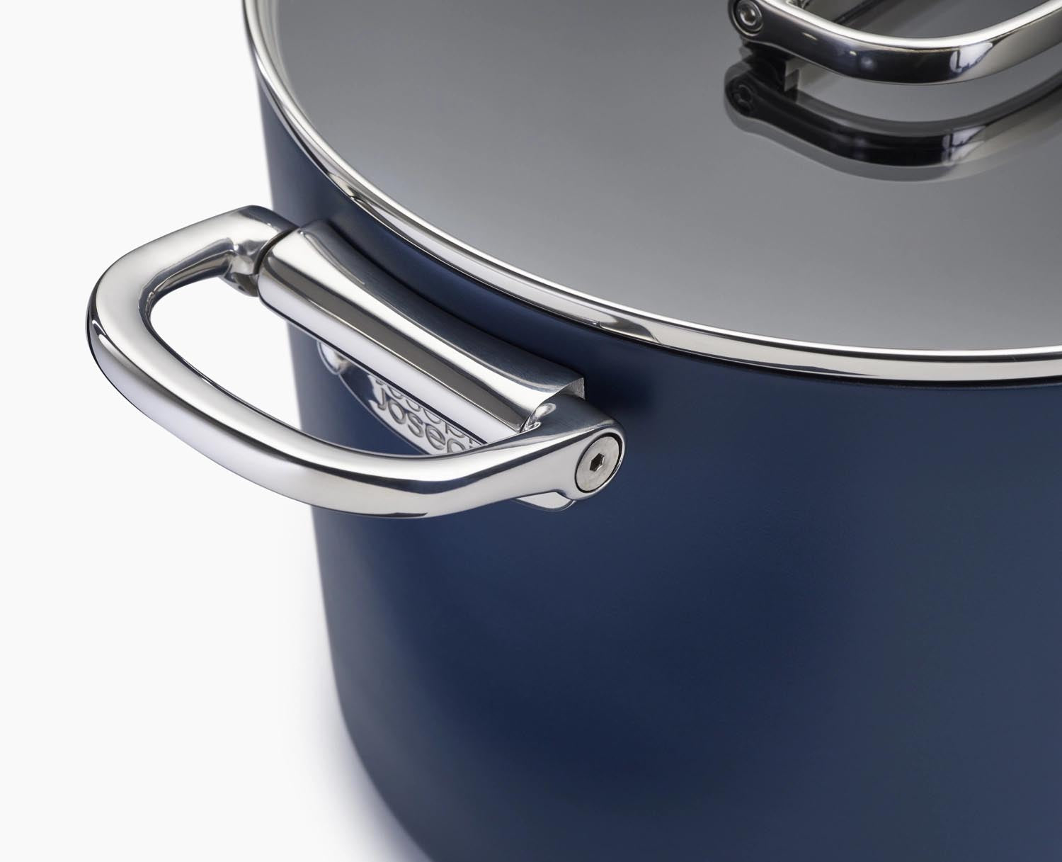 Praktischer 25cm Suppentopf von Joseph Joseph mit innovativen klappbaren Griffen, perfekt für modernes und platzsparendes Kochen.