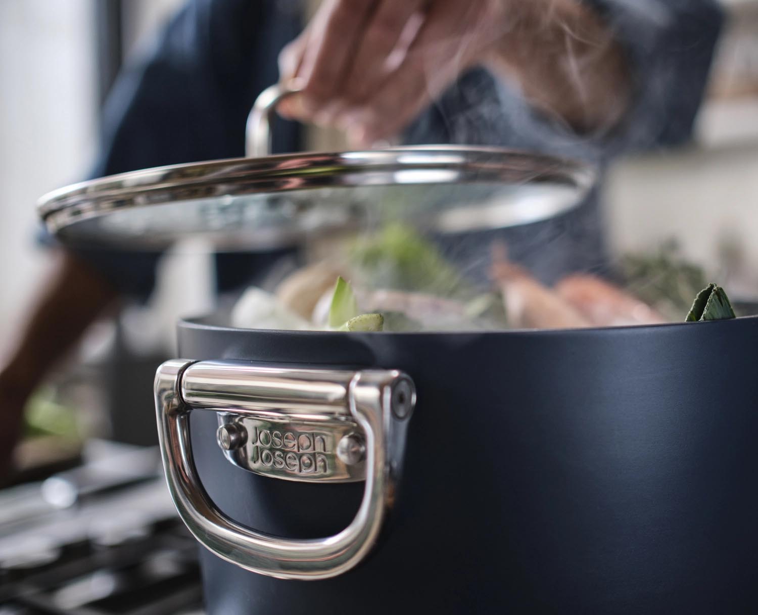 Praktischer 25cm Suppentopf von Joseph Joseph mit klappbaren Griffen. Ideal für platzsparende Aufbewahrung und vielseitige Kochmöglichkeiten.