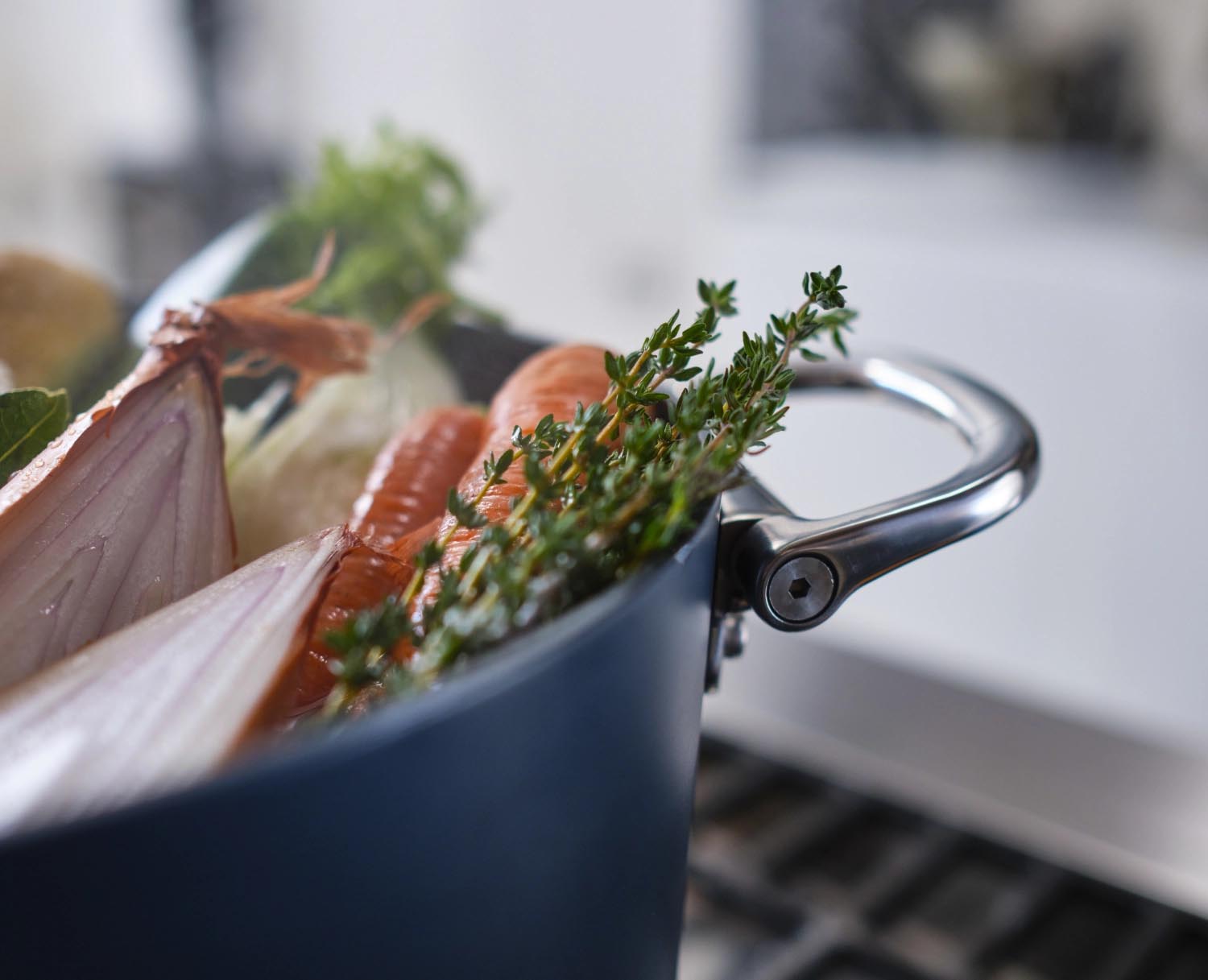 Praktischer 25cm Suppentopf von Joseph Joseph mit innovativen klappbaren Griffen, perfekt für modernes und platzsparendes Kochen.