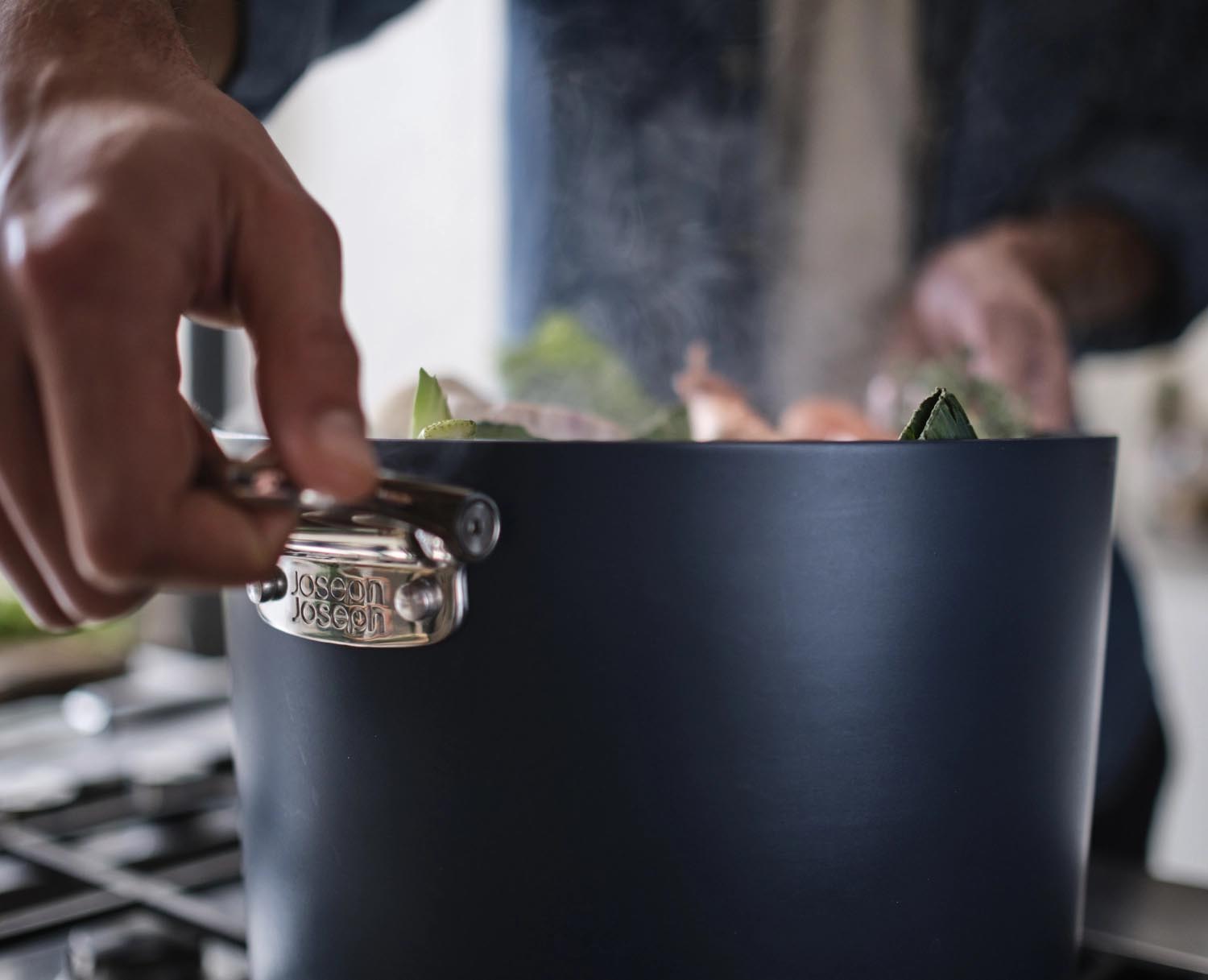 Moderner 25cm Suppentopf von Joseph Joseph mit klappbaren Griffen, ideal für platzsparendes Kochen und stilvolle Küchen.