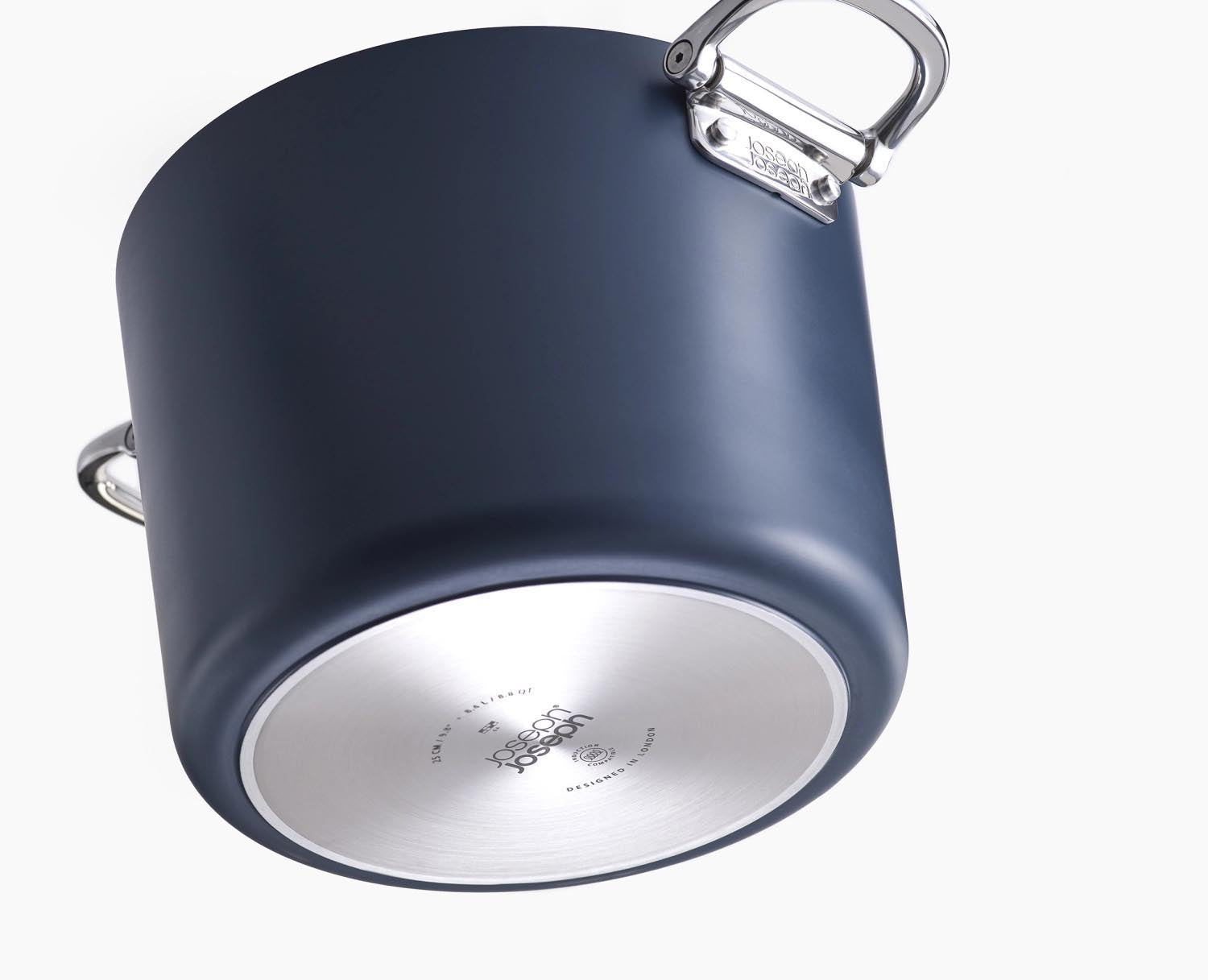 Stylischer 25cm Suppentopf mit klappbaren Griffen, platzsparend und praktisch, perfekt für moderne Küchen.