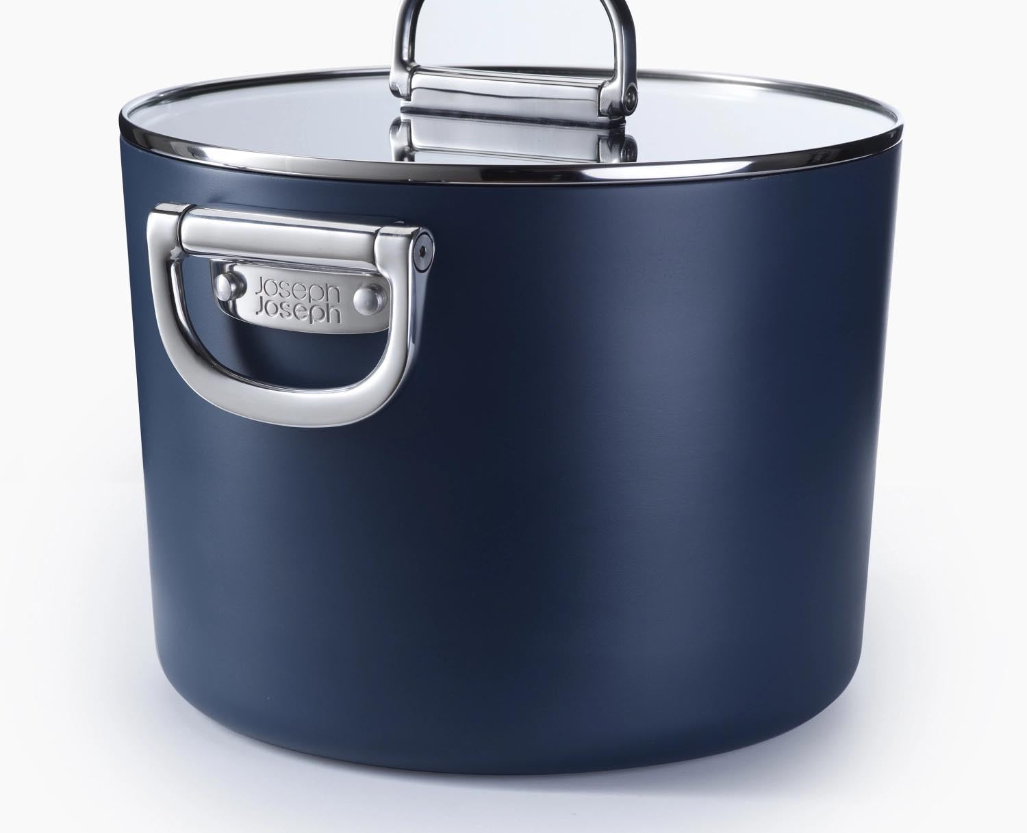 Moderner 25cm Suppentopf von Joseph Joseph mit klappbaren Griffen, ideal für platzsparendes Kochen und stilvolle Küchen.