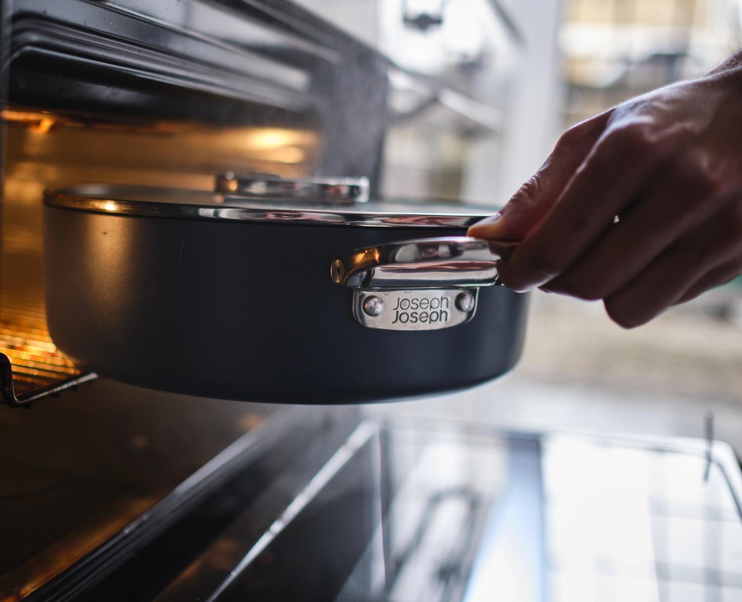 Entdecken Sie den Space Schmortopf D28cm von Joseph Joseph – platzsparend, vielseitig und ideal für gesundes Kochen auf allen Herdarten.