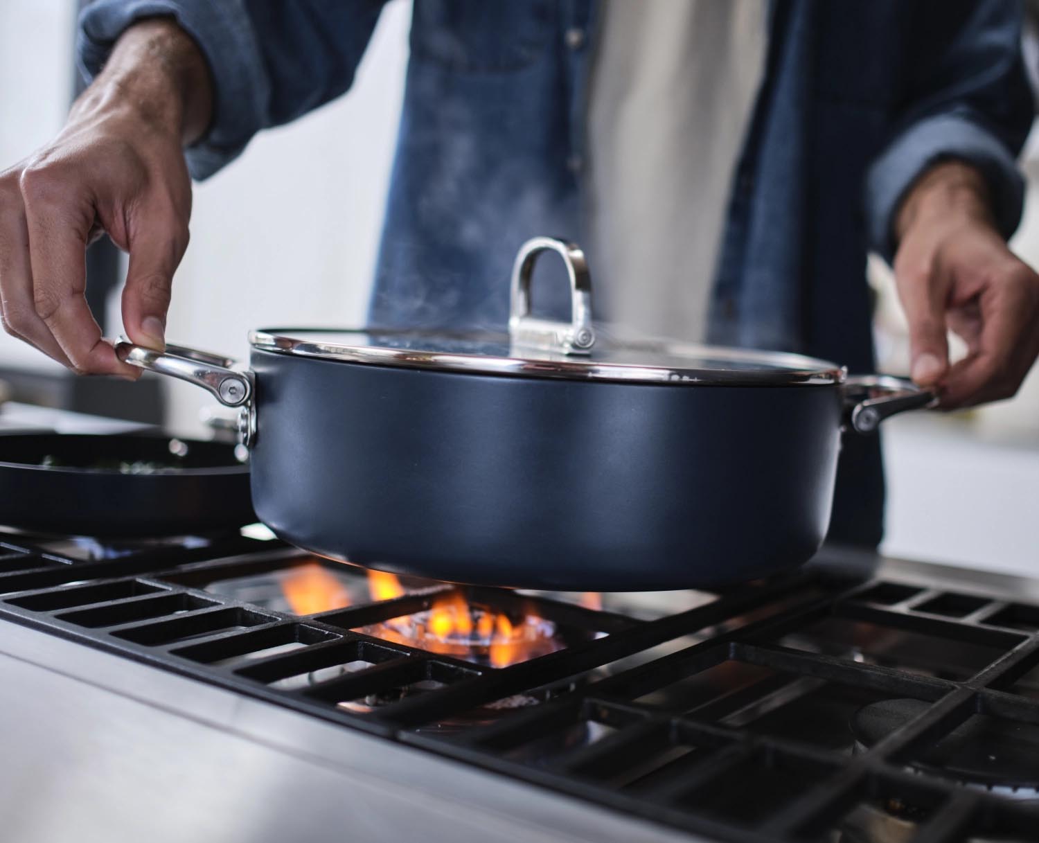 Vielseitiger Schmortopf mit klappbaren Griffen, ideal für platzsparendes Verstauen und kreatives Kochen in jeder Küche.