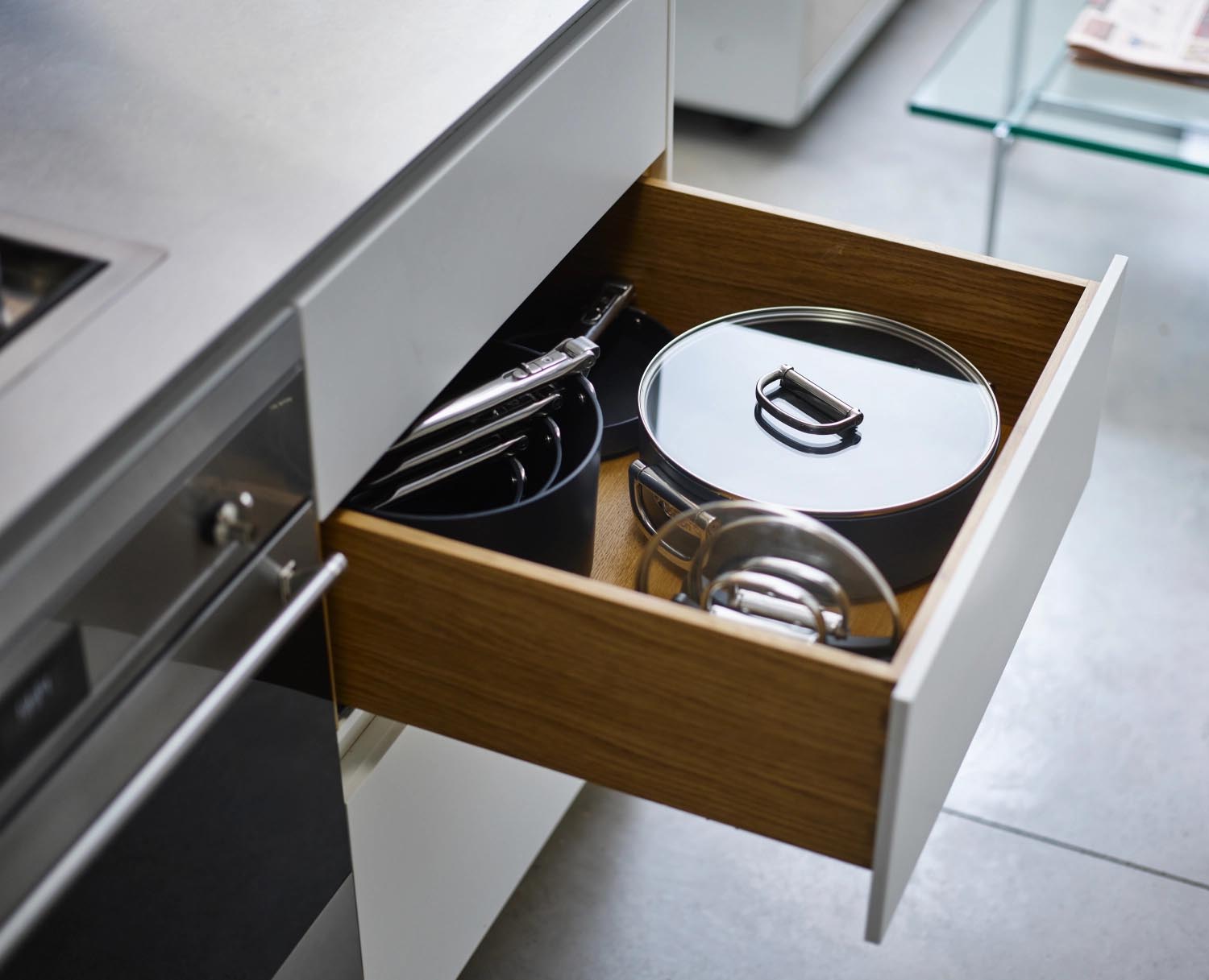 Entdecken Sie den Space Schmortopf D28cm von Joseph Joseph – platzsparend mit klappbaren Griffen, ideal für gesunde und köstliche Gerichte.