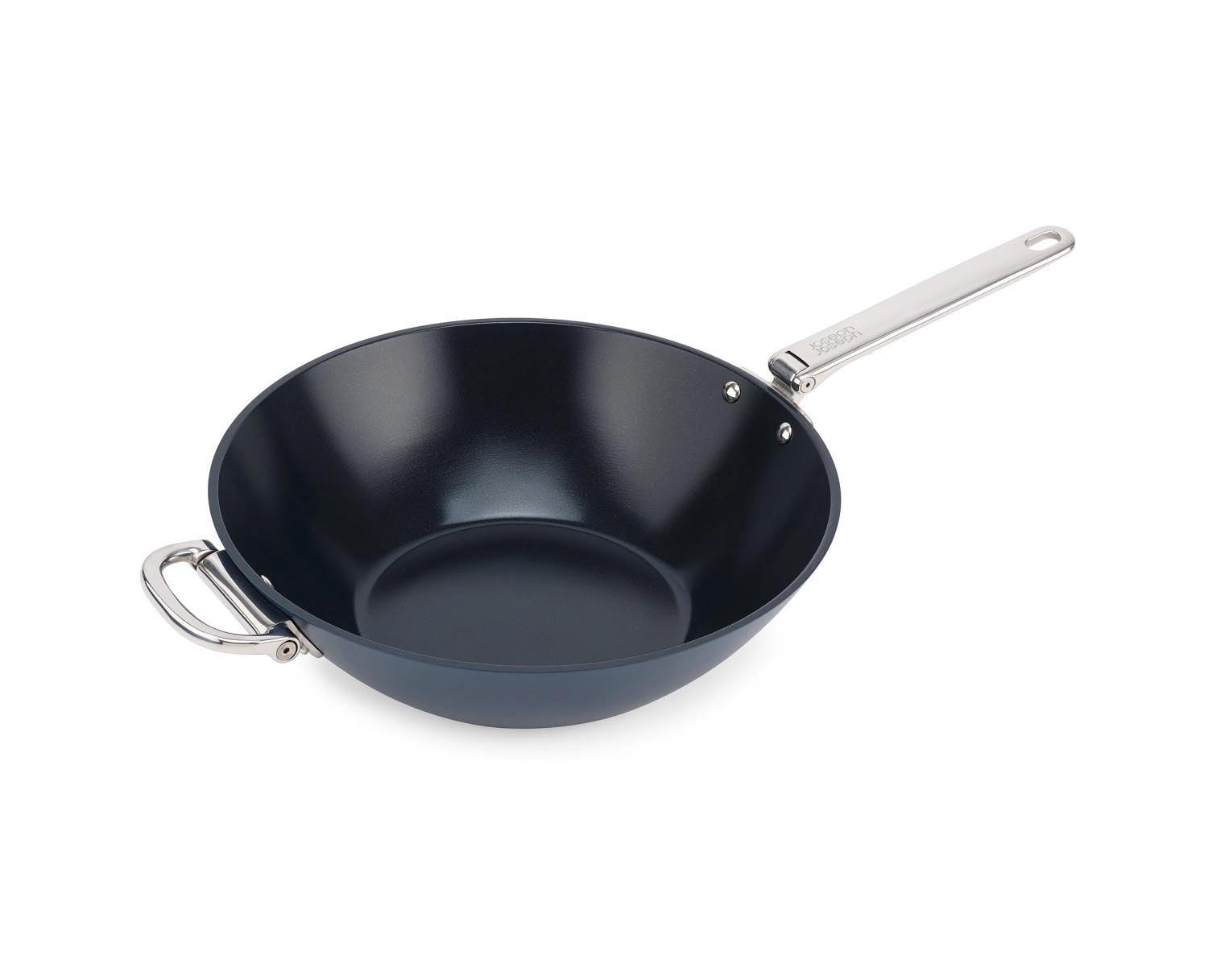 Space Wok D32cm Griffe klappbar in Silber präsentiert im Onlineshop von KAQTU Design AG. Küchengerät ist von Joseph Joseph