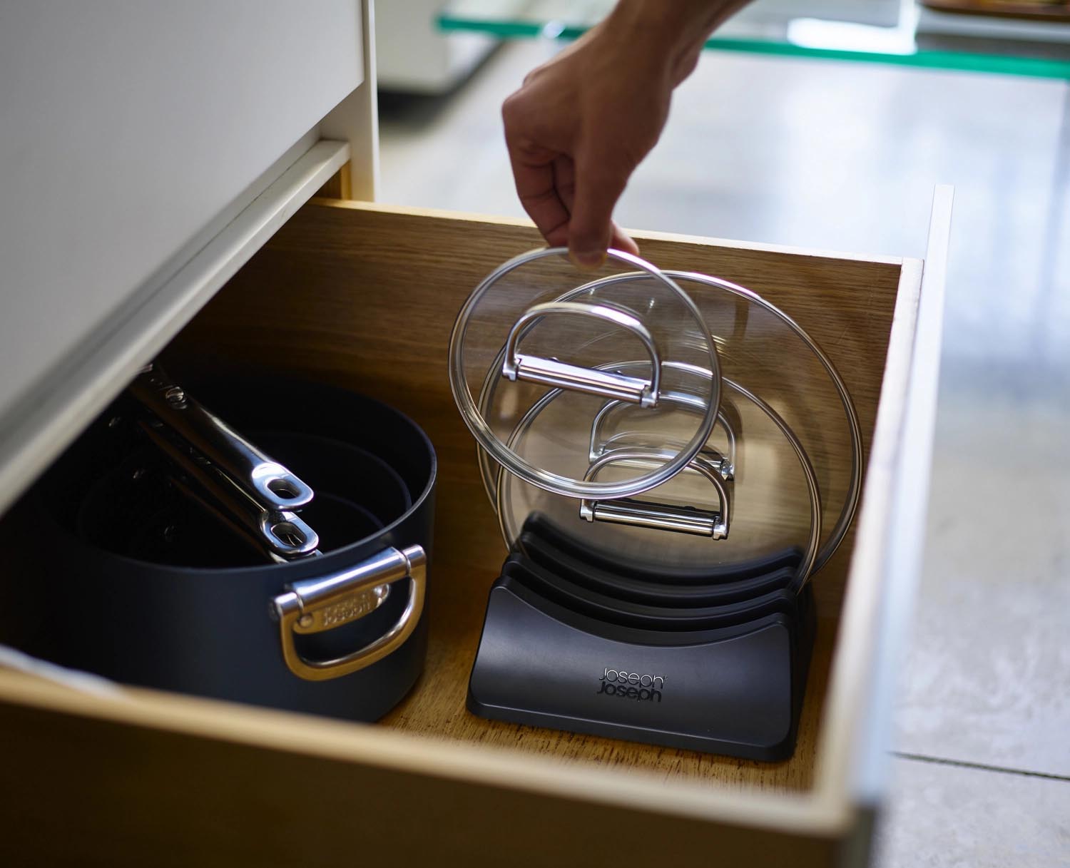 Das 3-teilige Space Pfannenset von Joseph Joseph (15/19/23 cm) überzeugt durch kompaktes Design und vielseitige Funktionalität.