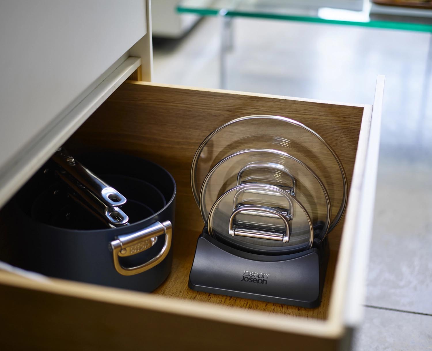 Das Joseph Joseph Space Pfannenset (3-teilig, 15/19/23 cm) bietet platzsparendes Design und vielseitige Einsatzmöglichkeiten.