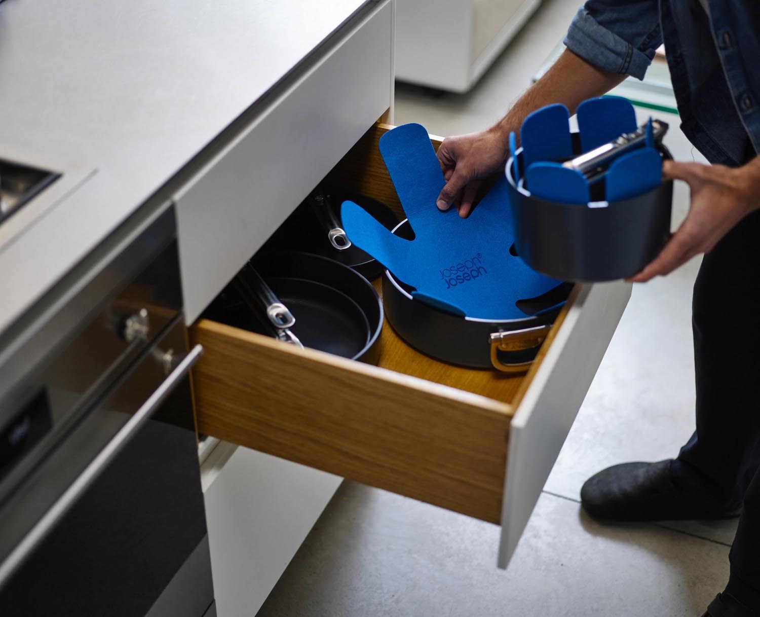 Das 3-teilige Space Pfannenset von Joseph Joseph bietet platzsparende Lösungen und hochwertige Materialien für gesundes Kochen und einfache Handhabung.