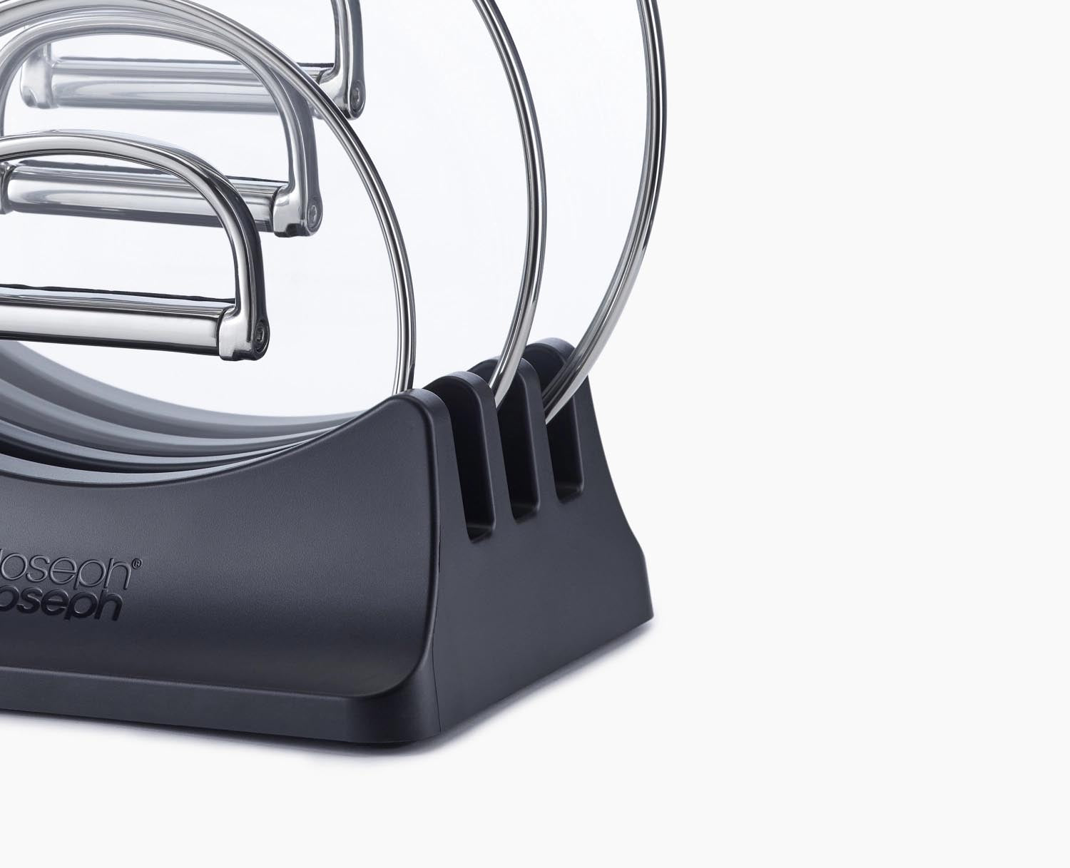 Das 3-teilige Space Pfannenset von Joseph Joseph (15, 19, 23 cm) überzeugt mit platzsparendem Design und hoher Funktionalität.