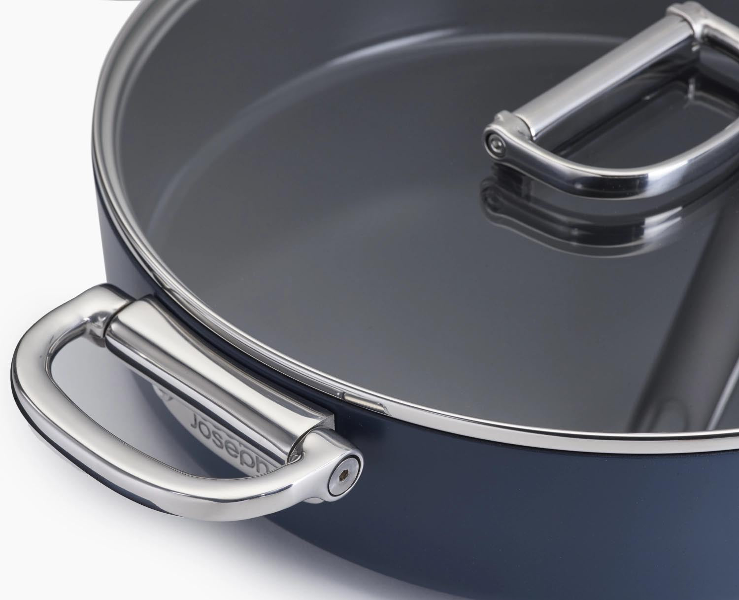 Kompaktes 6-teiliges Kochset von Joseph Joseph mit Schutz, perfekt für platzsparendes Kochen und stilvolle Organisation.