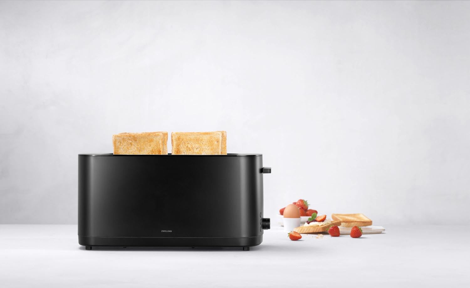 Der schwarze Enfinigy Toaster von Zwilling für 2/4 Scheiben mit Brötchenaufsatz vereint Funktionalität und modernes Design.