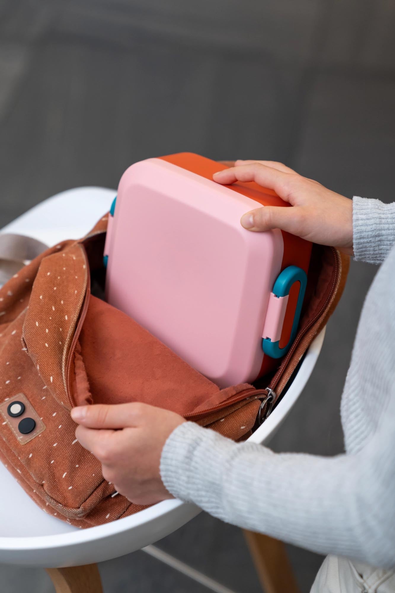 Die Rikko Lunchbox in poppy flamingo von Amuse ist ideal für den sicheren und stilvollen Transport Ihrer Mahlzeiten unterwegs.