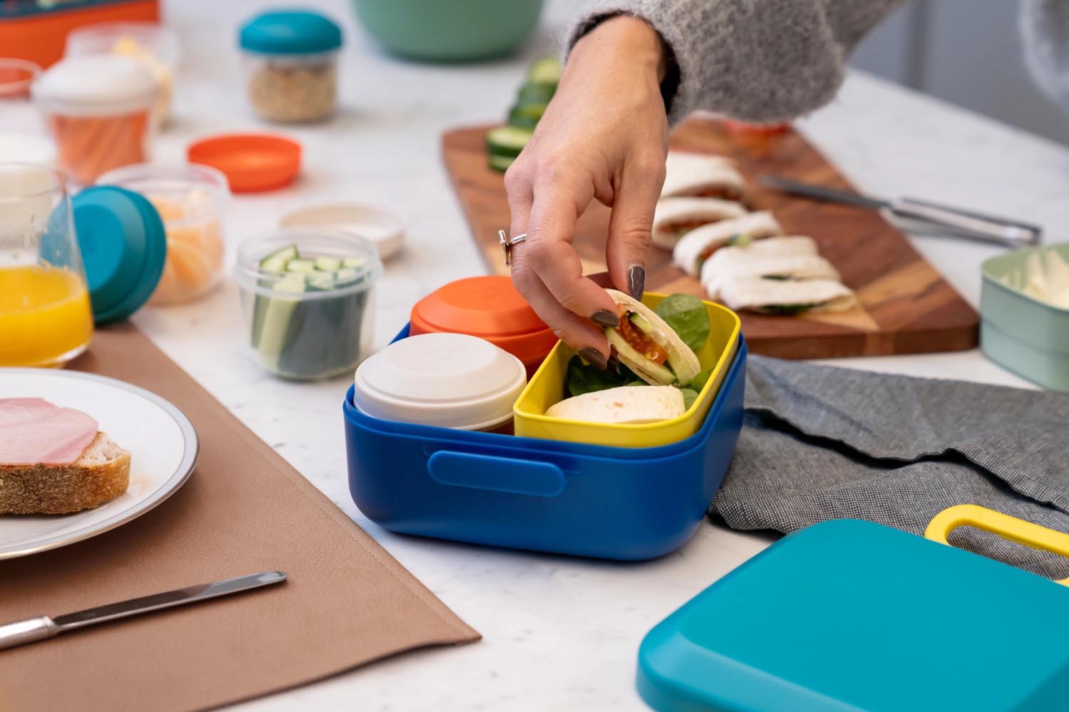 Die Rikko Lunchbox PP Midnight Lagoon von Amuse ist stilvoll, nachhaltig und ideal für Mahlzeiten unterwegs.