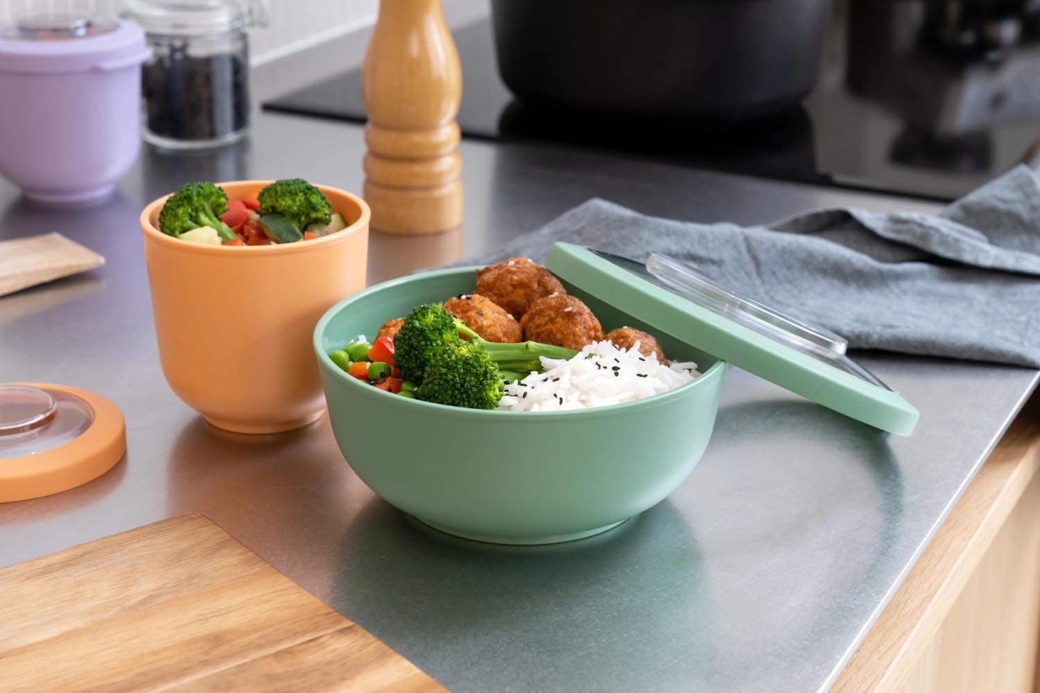 Die Tylla Bowl 500ml in Peach von Amuse ist eine elegante, vielseitige Schüssel aus PP, perfekt für Speisen und Lagerung.