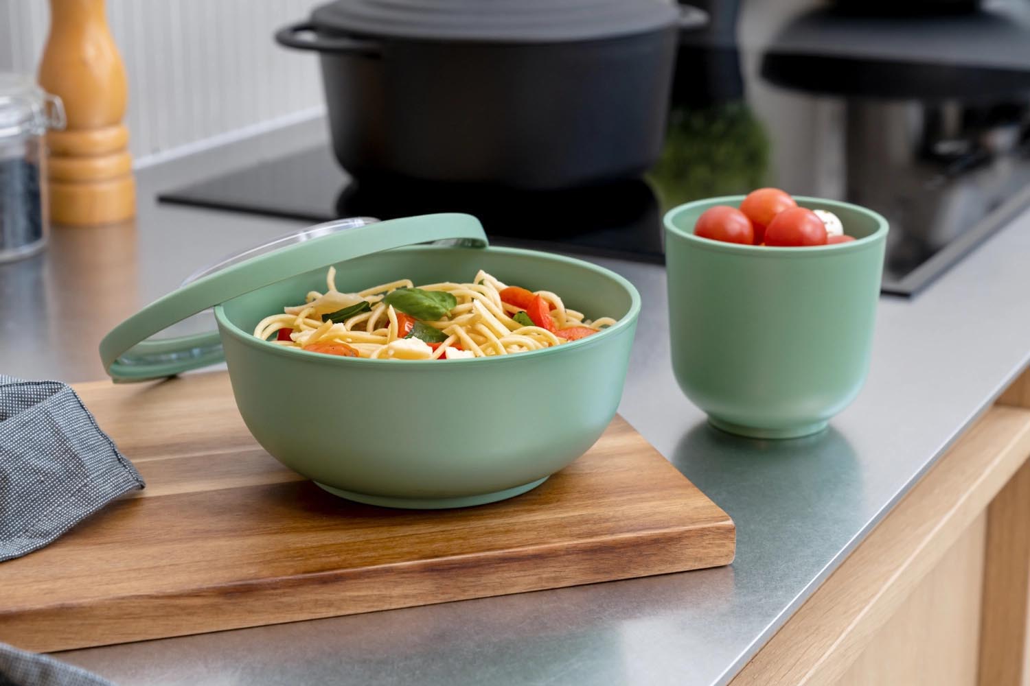 Die Tylla Bowl 1000ml von Amuse in Salbeigrün aus langlebigem PP ist ideal für frische Speisen und praktisch für unterwegs.