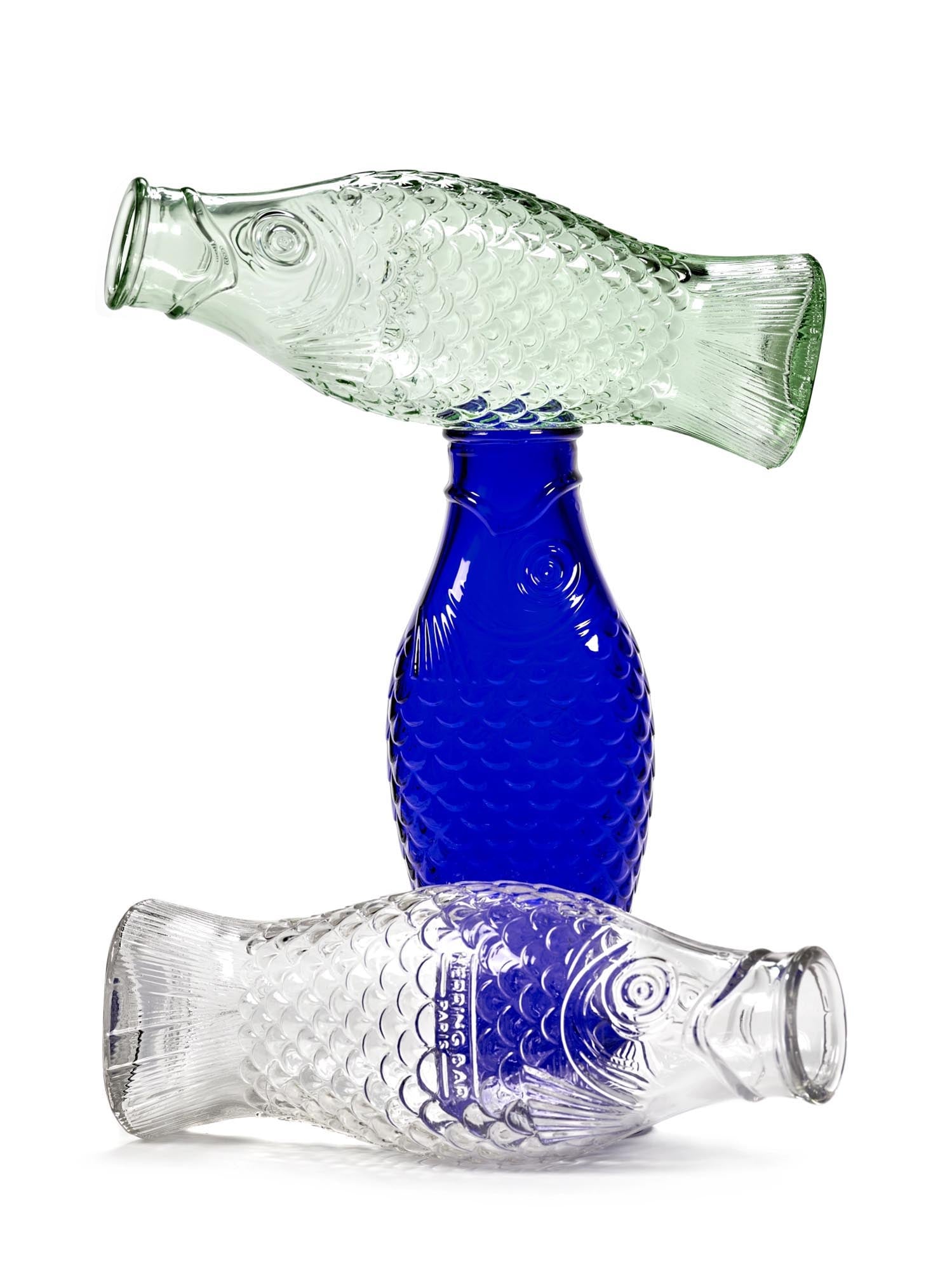 Die Serax Fish&Fish Flasche, entworfen von P. Navone, 1 Liter, transparent blau, ist stilvoll und praktisch für jeden Anlass.