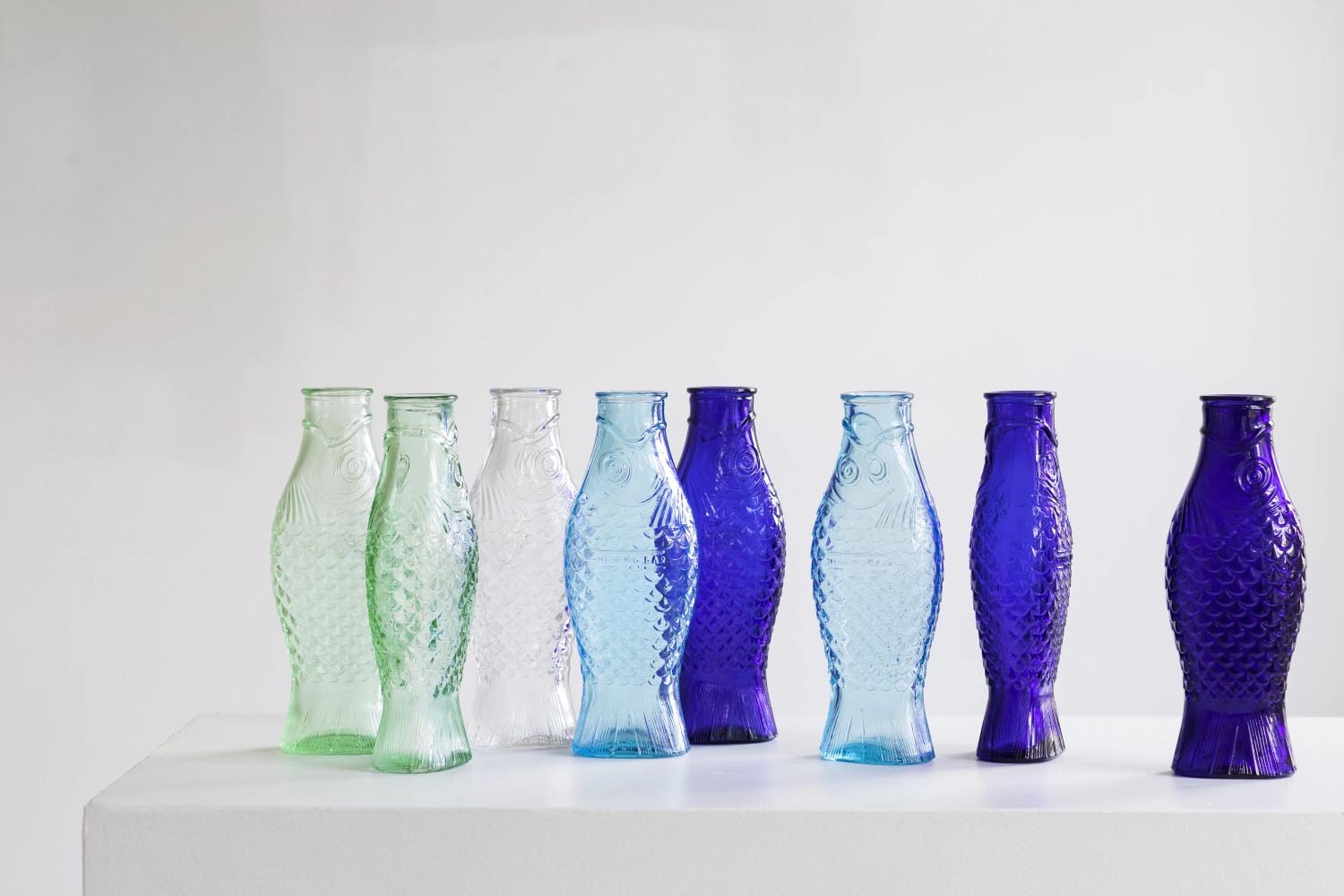 Die Fish&Fish Flasche von Serax, entworfen von P. Navone, 1 Liter, transparent blau, vereint Stil und Funktionalität.