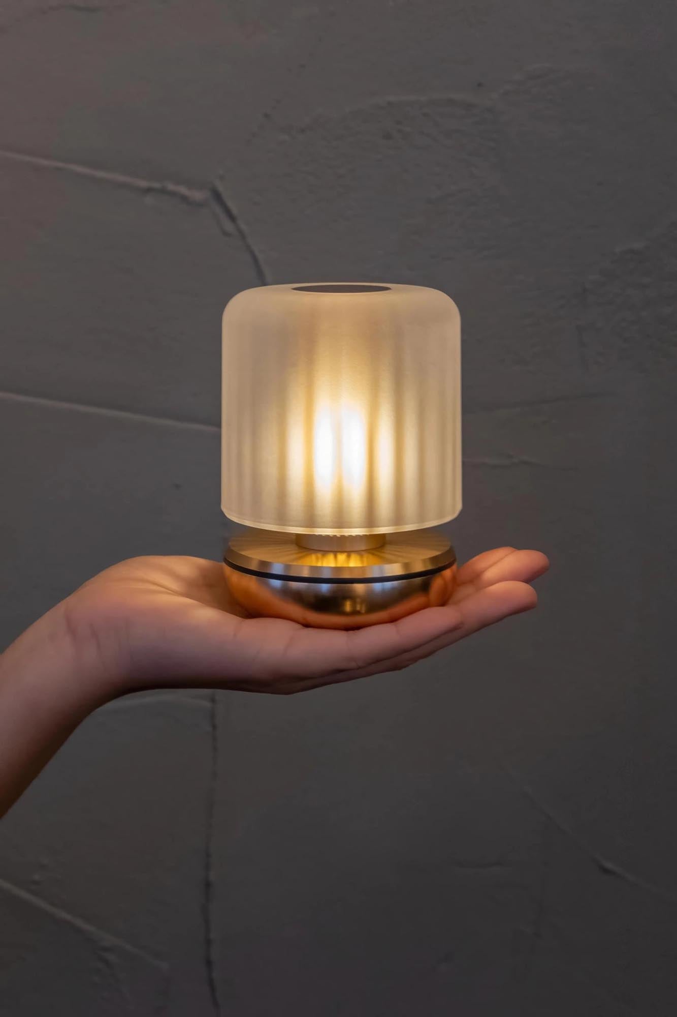 Die Firefly Tischlampe von Humble Light in Gold mit frosted Glas (11.8x8.6cm) bietet stilvolle Beleuchtung für jeden Raum.