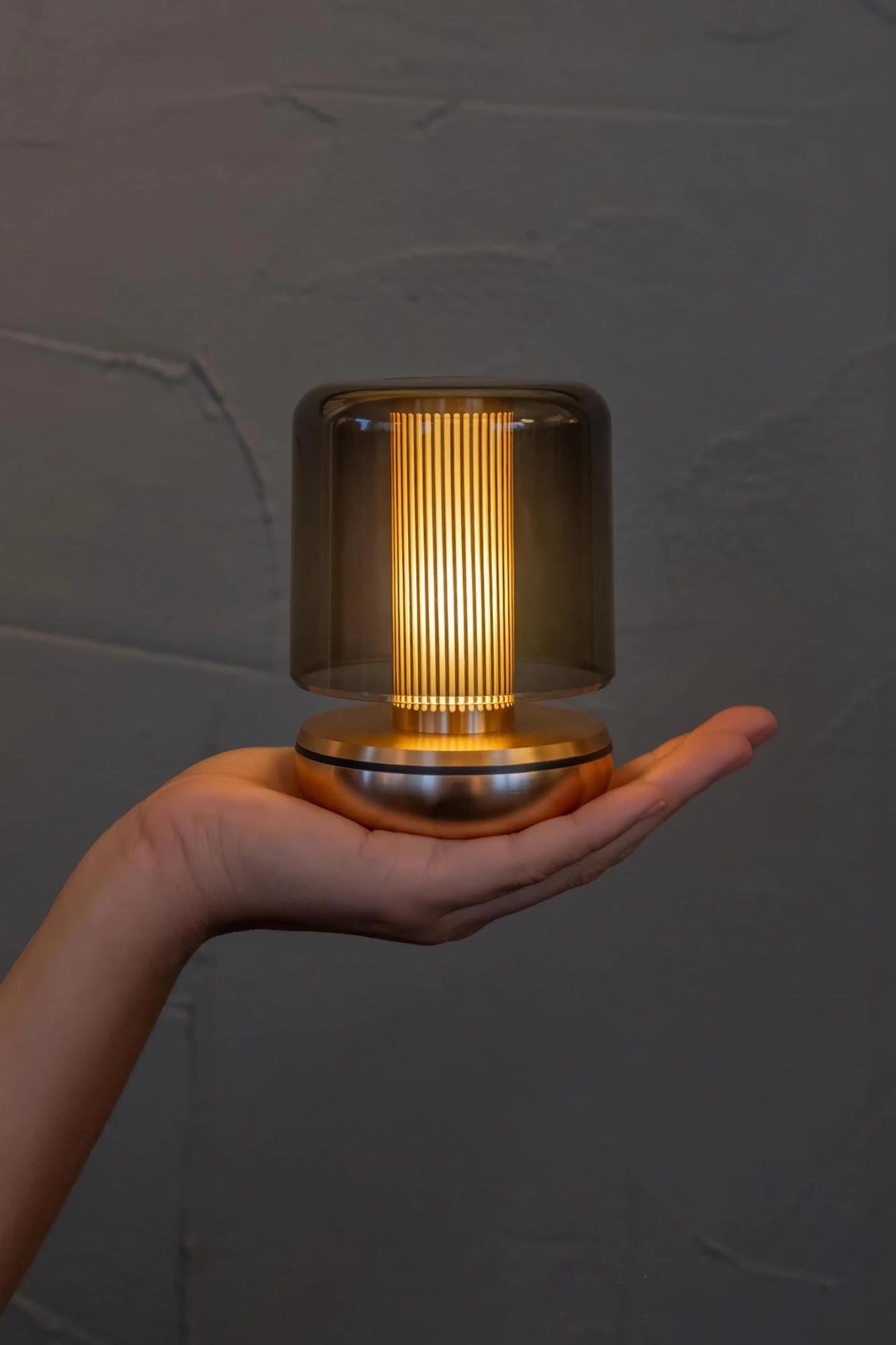 Elegante Firefly Tischlampe von Humble Light, smoked Glas, goldene Details, 11.8x8.6cm, stilvoll und modern für jedes Ambiente.