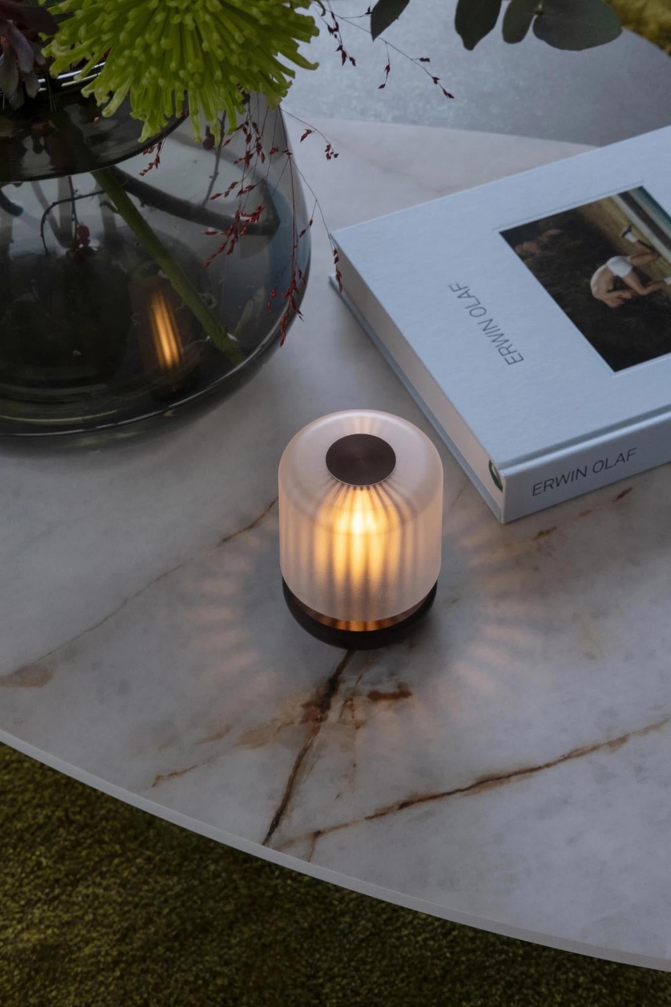 Die Humble Light Firefly Tischlampe in Bronze (11.8x8.6cm) kombiniert frosted Design mit warmem Licht für elegante Atmosphäre.