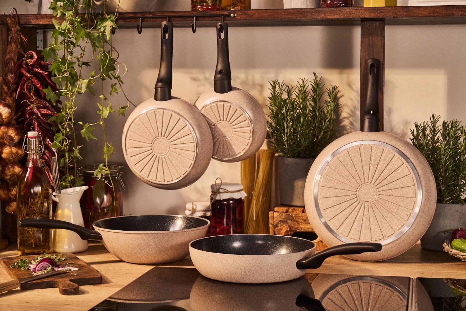 Die Ledro Bratpfanne 20 cm von Ballarini bietet optimale Wärmeverteilung und ist ideal für gesundes, fettarmes Braten.