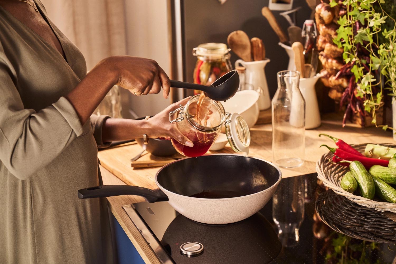 Der Ballarini Ledro Wok 28cm überzeugt mit robuster Antihaftbeschichtung und gleichmässiger Hitzeverteilung für köstliche Gerichte.