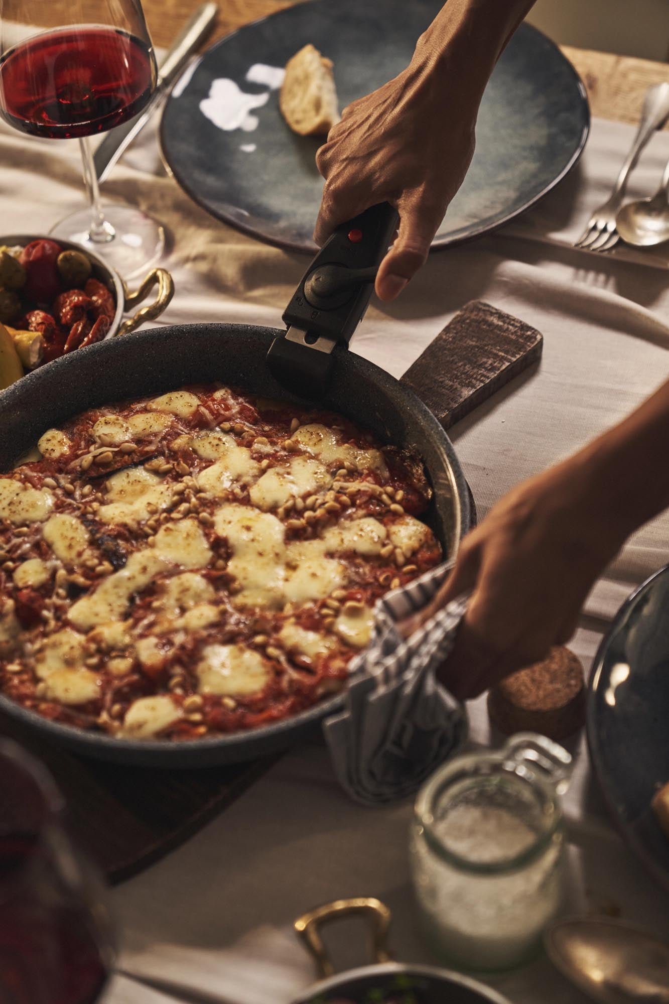 Die Ballarini Torre Bratpfanne 26cm ohne Griff bietet robuste Qualität, vielseitige Einsatzmöglichkeiten und leichte Pflege.