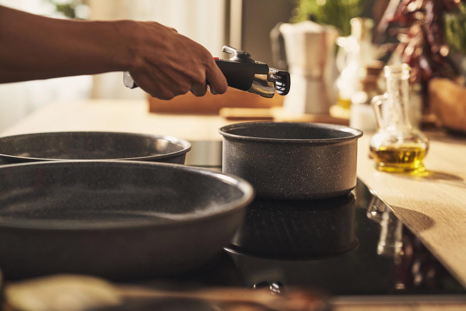 Der abnehmbare Torre Griff von Ballarini ist hitzebeständig, praktisch und perfekt für flexibles Kochen und platzsparendes Verstauen.