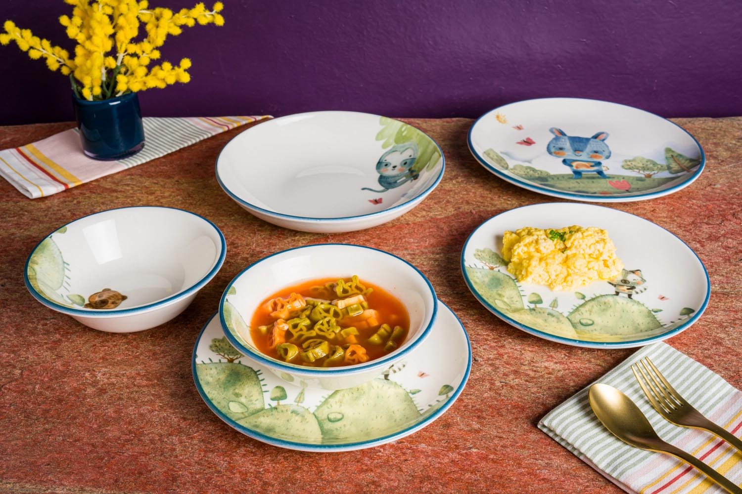 Eleganter tiefer Teller (23 cm, 1 l) aus der Minimeals Bloom Serie von Bonna, ideal für stilvolles Servieren und Präsentieren von Speisen.