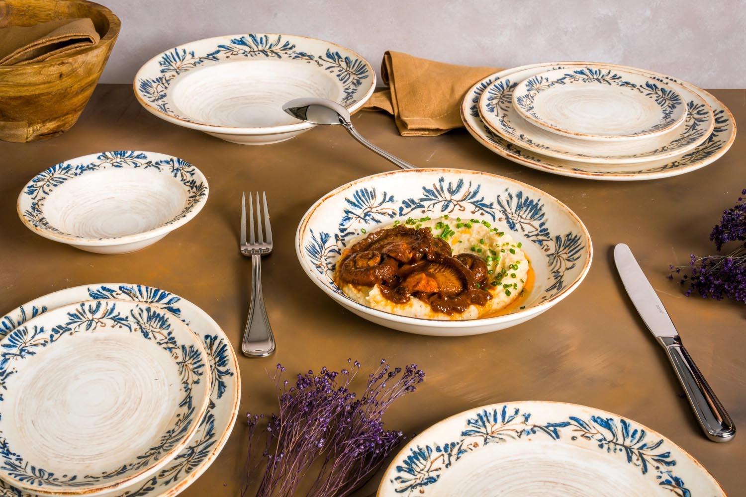 Flacher Teller (27 cm) aus der Grandma Gourmet Serie von Bonna, perfekt für elegantes Servieren und ansprechende Tischdekoration.