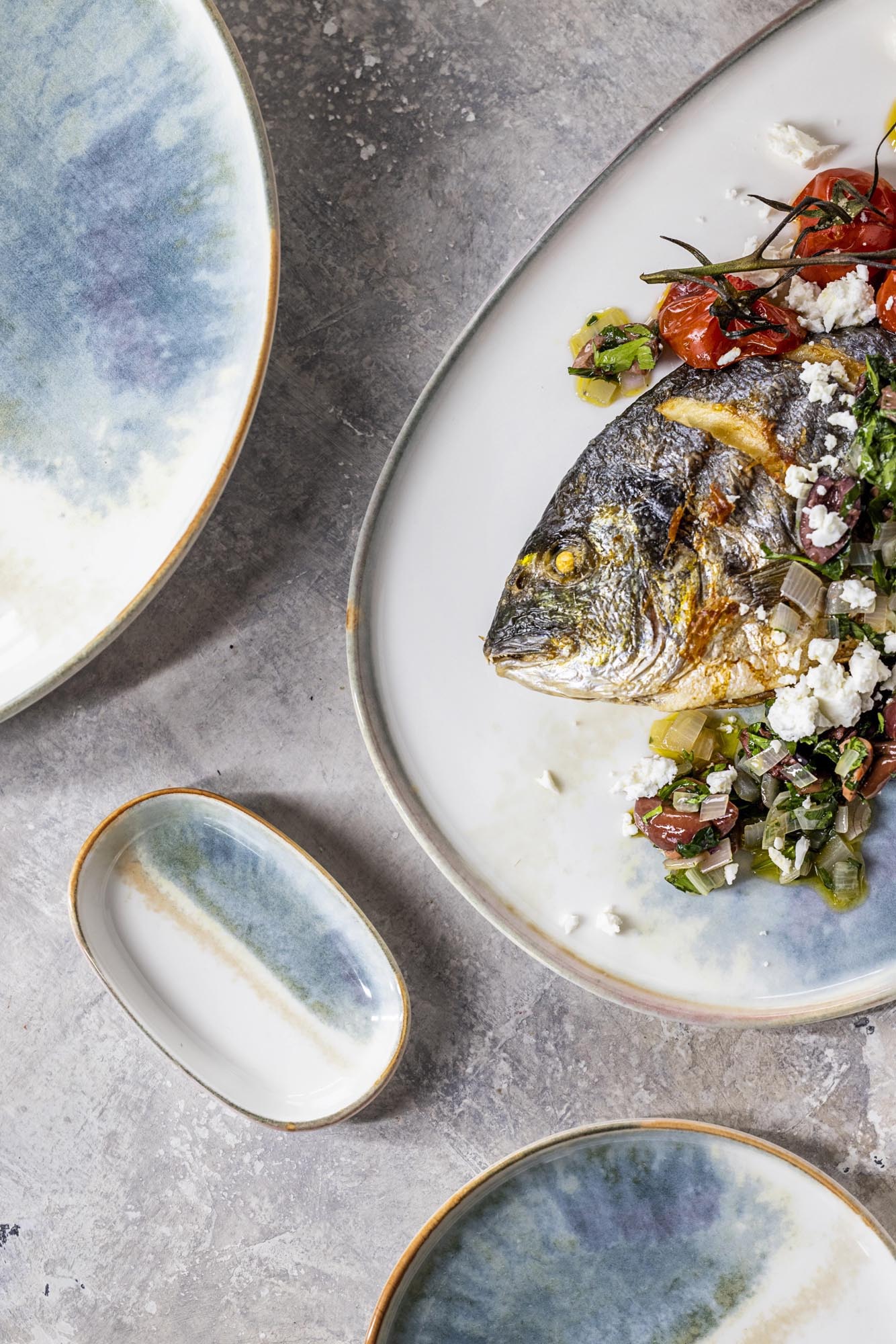 Eleganter ovaler Teller (18 cm) aus der Fium Hygge Serie von Bonna, perfekt für stilvolles Anrichten und modernes Tischdesign.