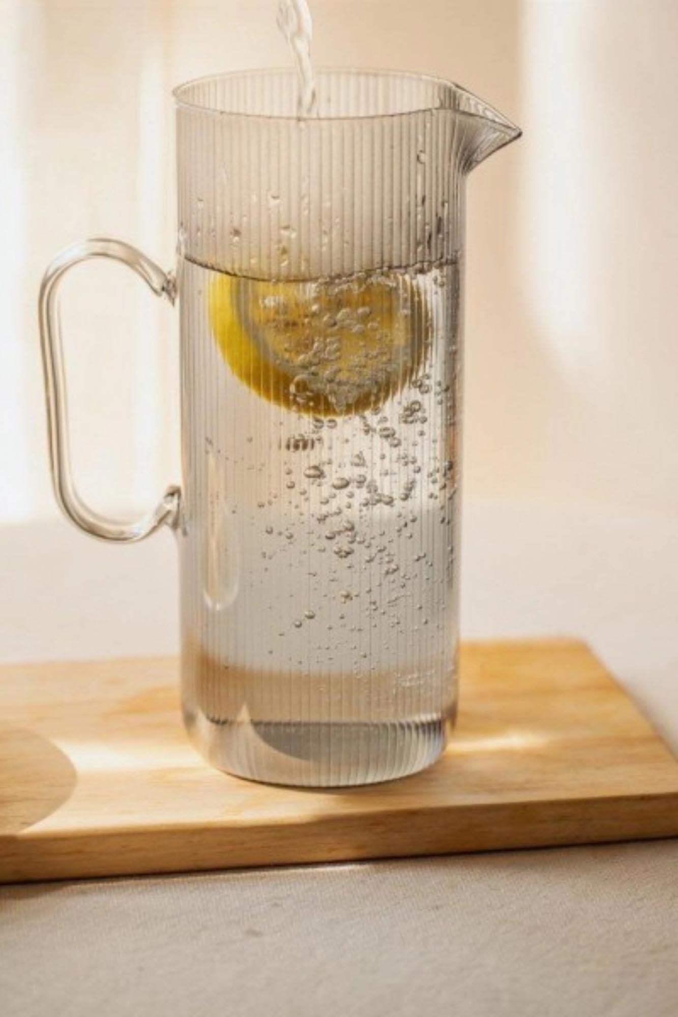 Elegante 1.2l Karaffe aus robustem Borosilikatglas, transparent, hitzebeständig, ideal für Getränke, von Nuts Innovations.