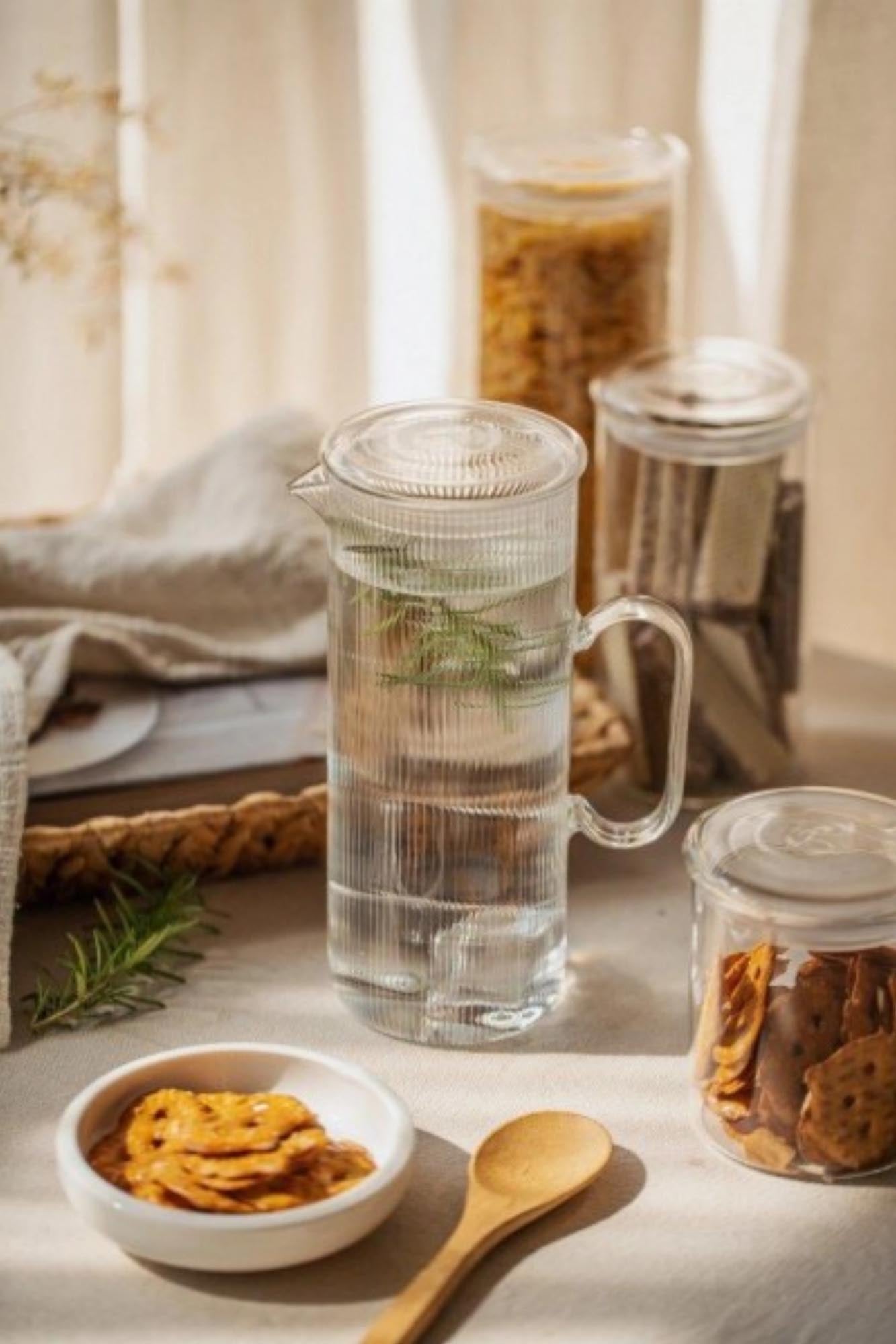 Stilvolle 1.2l Karaffe aus hitzebeständigem Borosilikatglas, transparent, perfekt für Getränke, von Nuts Innovations.