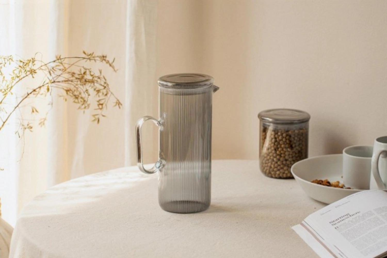 Stilvolle 1.2l Karaffe aus langlebigem Borosilikatglas in Grau, perfekt für Getränke, von Nuts Innovations.