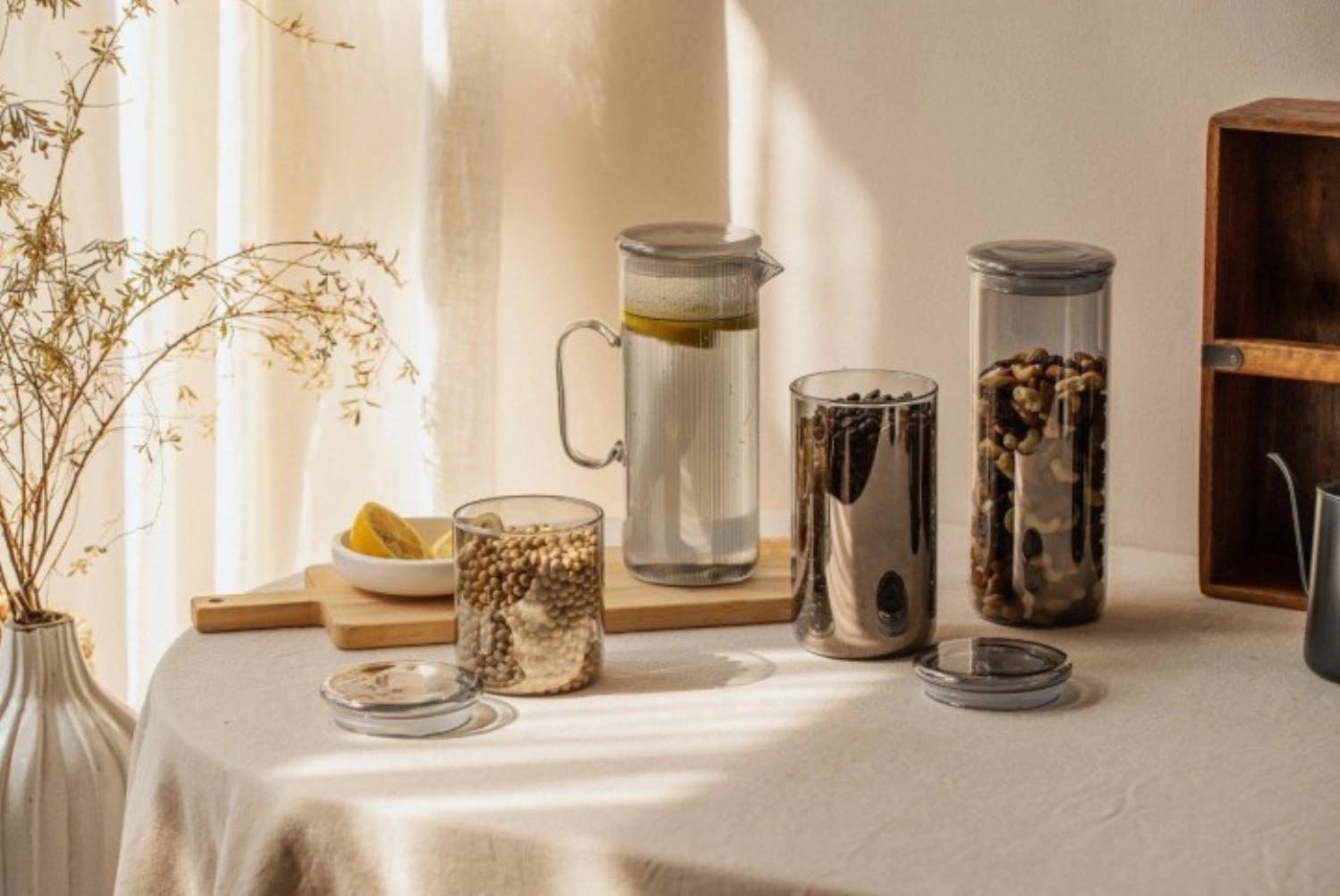 Elegante 1.2l Karaffe aus robustem Borosilikatglas in Grau, ideal für stilvolles Servieren von Getränken, von Nuts Innovations.