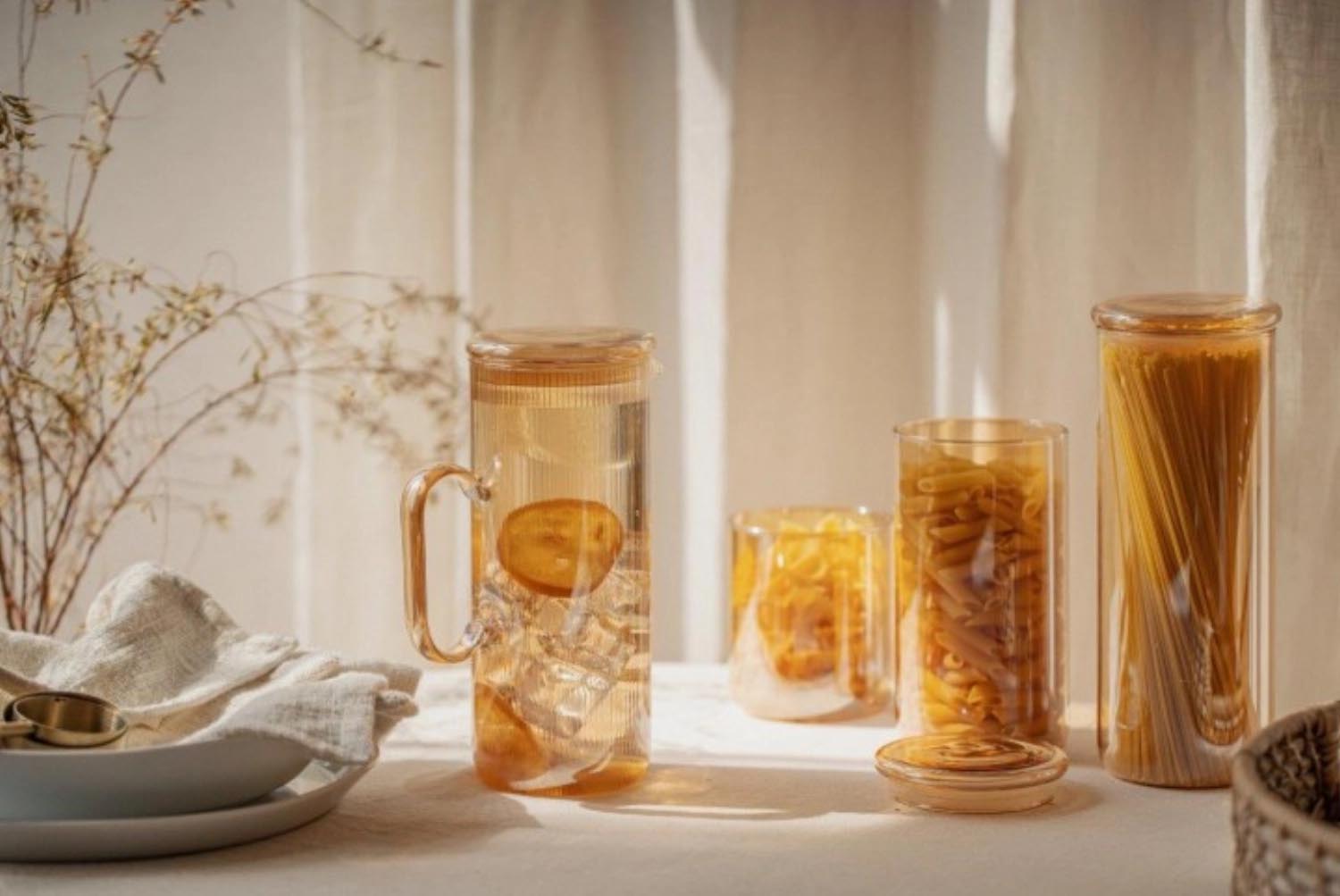 Stilvolle 1.2l Karaffe aus robustem Borosilikatglas mit goldfarbenem Detail, perfekt für elegantes Servieren von Getränken.