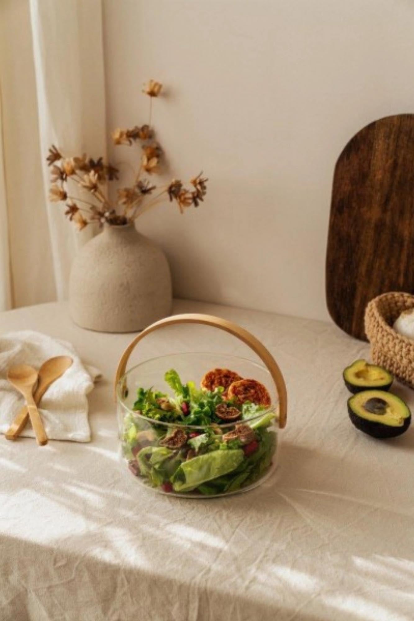 Transparente Servierschale mit Henkel, ideal für stilvolles Servieren und Präsentieren von Speisen, praktisch und elegant.