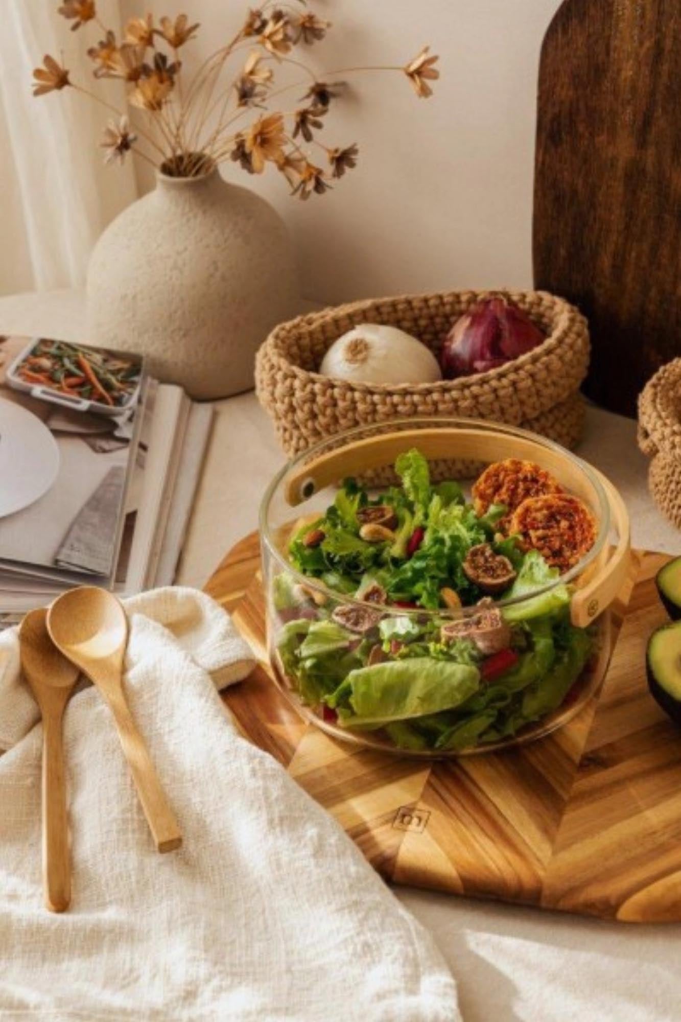 Klar gestaltete Servierschale mit praktischem Henkel, perfekt für das elegante Anrichten und Servieren von Speisen.