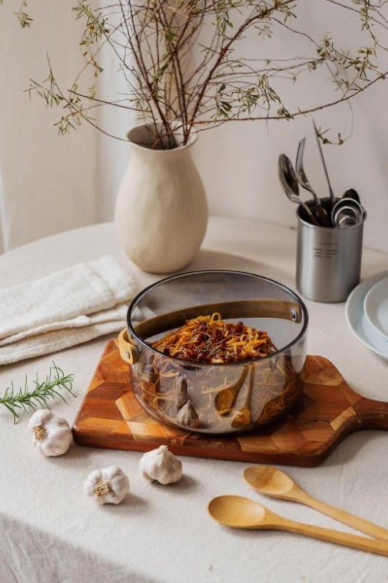 Graue Servierschale mit praktischem Henkel von Nuts Innovations, perfekt für modernes Servieren und ansprechende Speisenpräsentation.