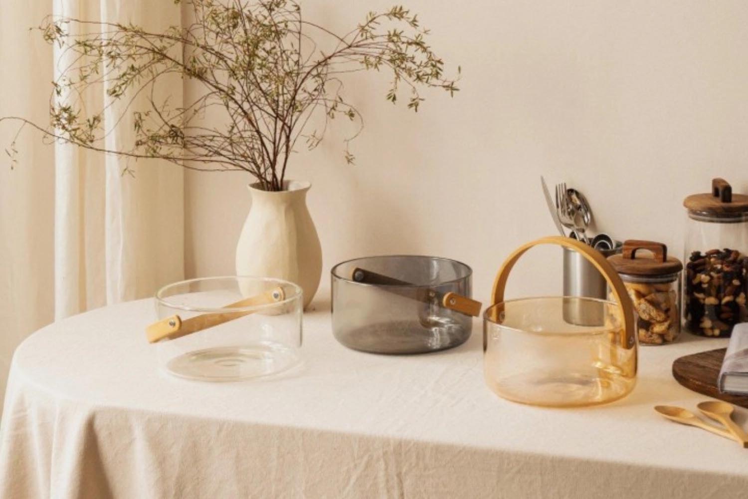 Goldene Servierschale mit praktischem Henkel, perfekt für stilvolles Servieren und Dekorieren, von Nuts Innovations.