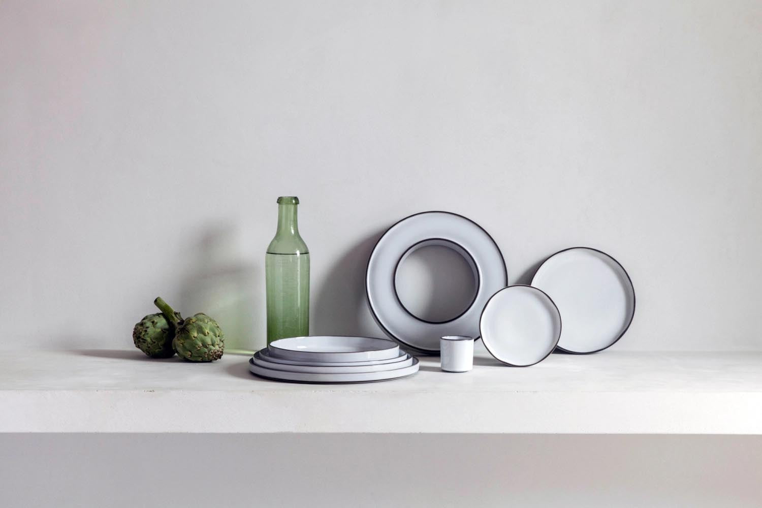 Elegante Caractère Salatschüssel von Revol, 32,5 cm, 350 ml, in Kardamom, ideal für stilvolles Servieren und Präsentieren von Speisen.