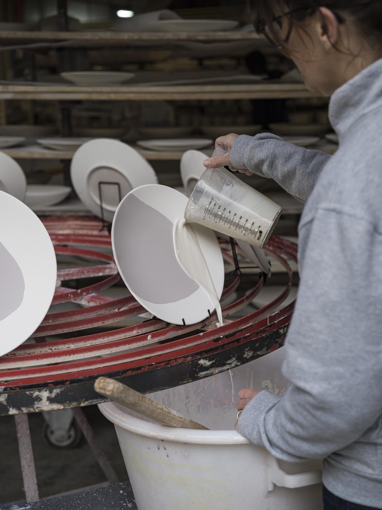 Eleganter Platzteller Confluence D31cm von Revol in Safran-Alabaster-Weiss, ideal für stilvolle Tischdekorationen.