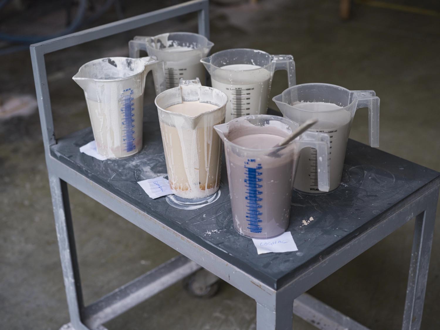 Elegante Untertasse aus Porzellan von Revol, 16 cm Ø, 2,2 cm hoch, in Fjord Alabaster Weiss, ideal für stilvolles Teetrinken.