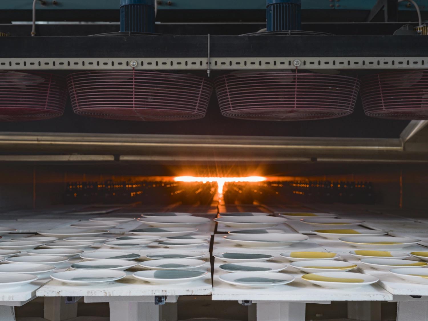 Elegante Teeuntertasse aus Porzellan von Revol, 16 cm breit, 2.2 cm hoch, in edlem Leinen-Alabaster-Weiss, ideal für stilvolles Servieren.