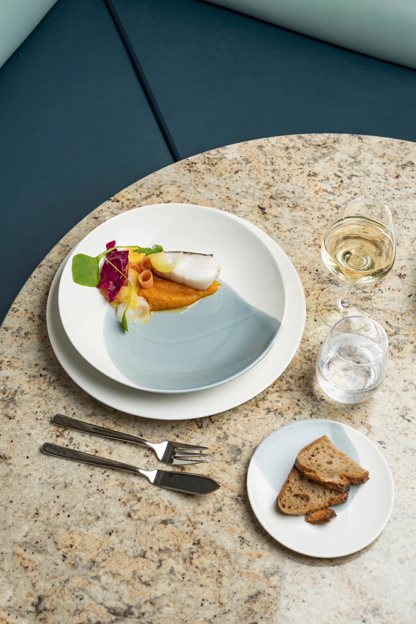 Stilvolle Espressotasse mit Untertasse, 8cl, in Safran-Alabaster-Weiss von Revol, perfekt für edlen Kaffeegenuss.