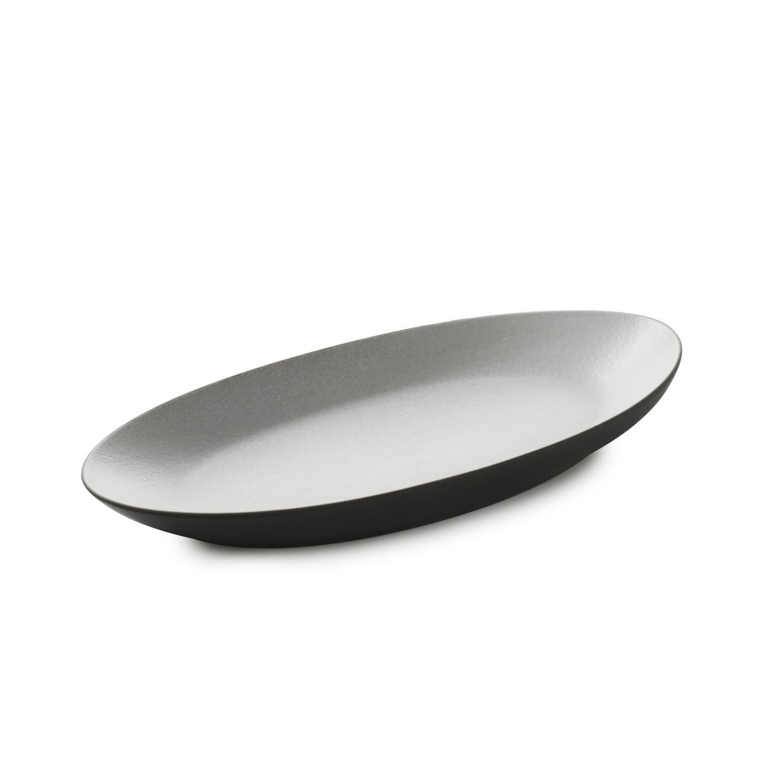 Eleganter ovaler Teller, 24x13cm, in Pfefferoptik von Revol. Perfekt für stilvolles Servieren und modernes Tischdesign.