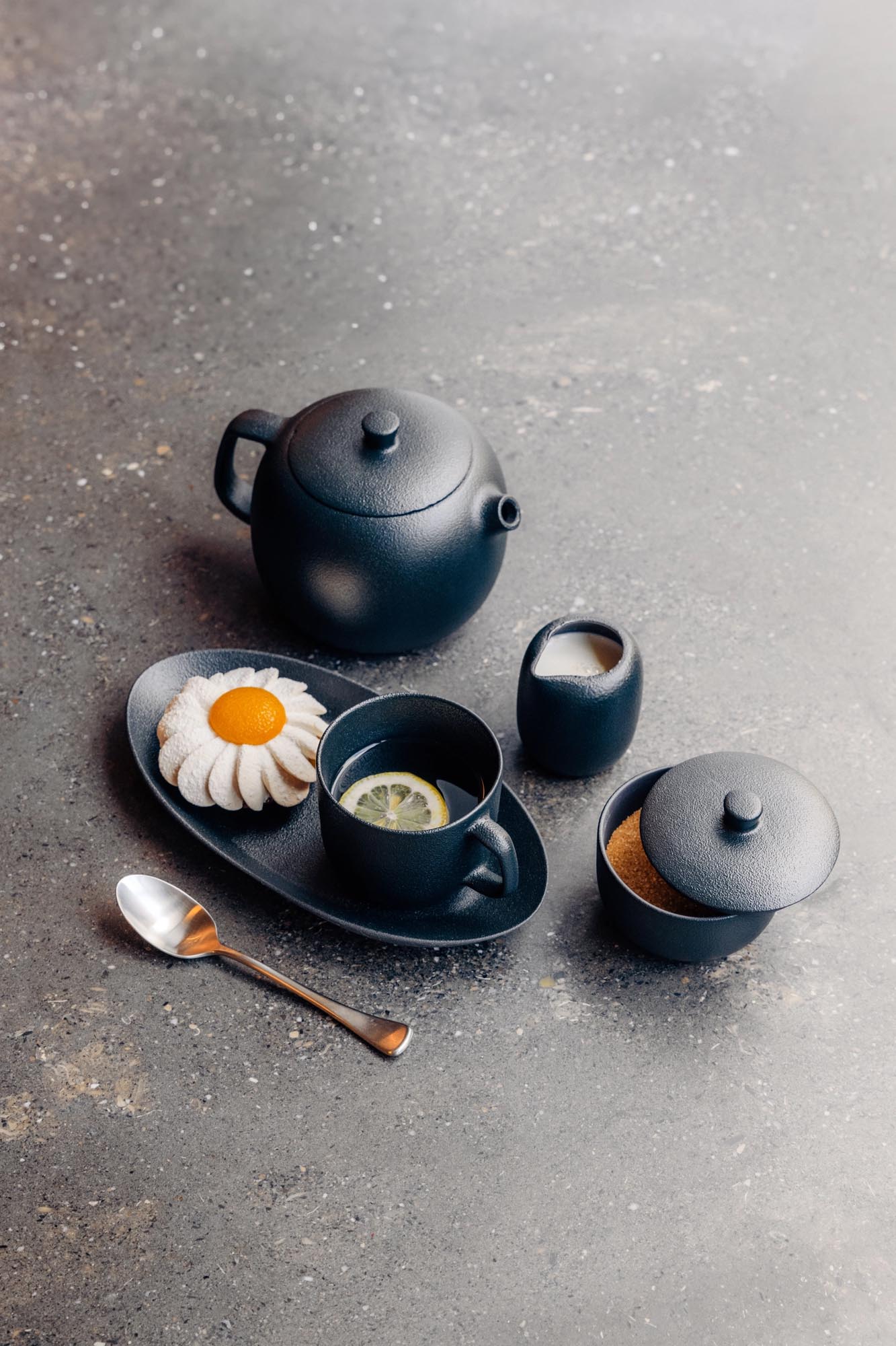 Elegante Teetasse aus Porzellan in Gusseisen-Optik, 20cl, von Revol. Ideal für stilvollen Teegenuss und modernes Design.